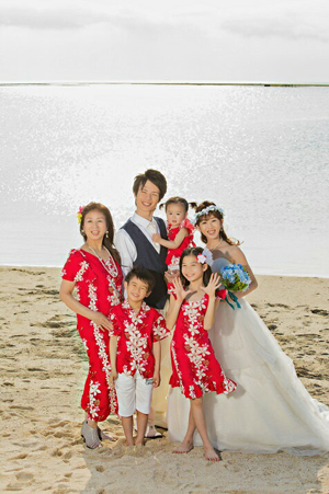 ハワイ結婚式 参列者の服装 アロハ ムームーなど を画像で解説 Gogo Wedding